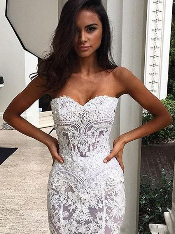 Vestidos de novia de encaje sin mangas con apliques y cola de corte corazón y corte trompeta/sirena