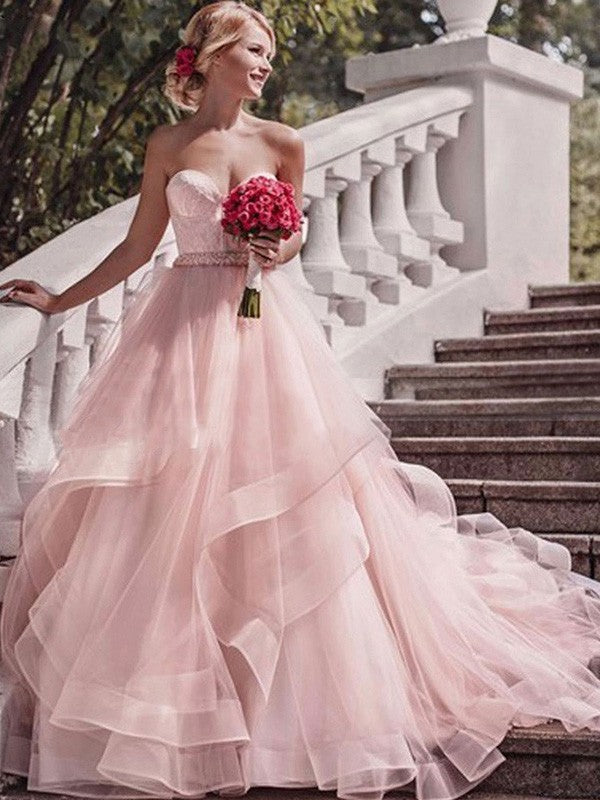 Vestidos de novia de organza con capas y cola de corte corazón sin mangas