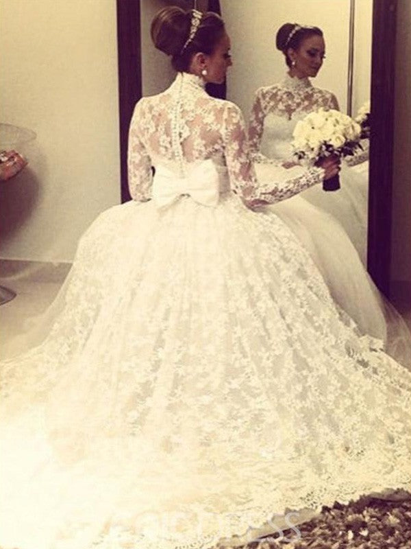 Vestidos de novia de encaje con mangas largas, cuello alto, cola larga y faja/cinturón