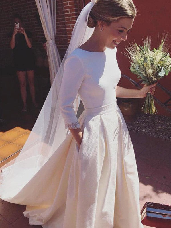 Abiti da sposa in crêpe con volant, stile principessa/a trapezio, maniche a 3/4, scollo a barchetta e strascico a ruota