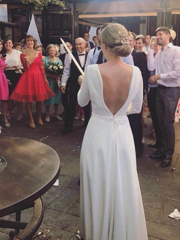 Abiti da sposa in crêpe con volant, stile principessa/a trapezio, maniche a 3/4, scollo a barchetta e strascico a ruota