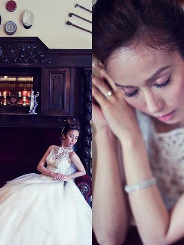 Vestidos de novia de corte A/princesa, sin mangas, escote redondo, cola capilla, faja, cinta, cinturón, apliques de cuentas, encaje y tul