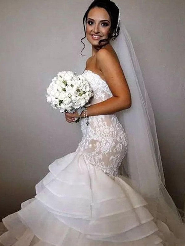 Vestidos de novia de organza con encaje, apliques y volantes, sin mangas, corte trompeta/sirena, escote corazón y cola capilla