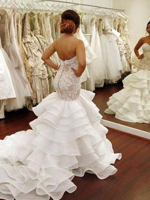 Vestidos de novia de organza con encaje, apliques y volantes, sin mangas, corte trompeta/sirena, escote corazón y cola capilla