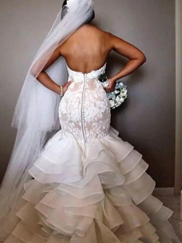 Vestidos de novia de organza con encaje, apliques y volantes, sin mangas, corte trompeta/sirena, escote corazón y cola capilla