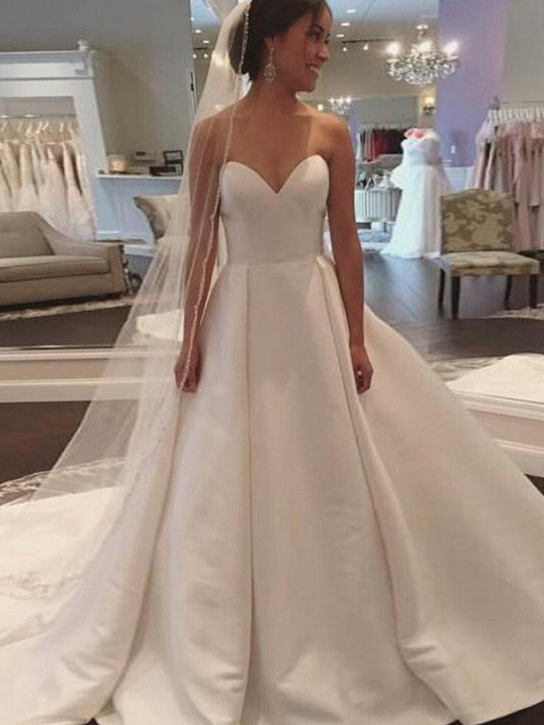 Vestidos de novia de satén con cola de corte y escote corazón sin mangas y corte de baile