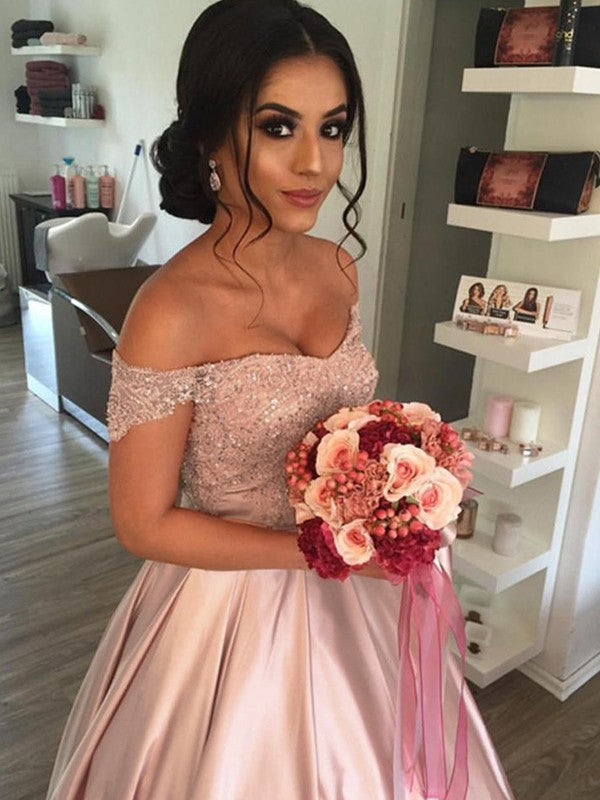 Vestidos de novia de satén con volantes, hombros descubiertos, sin mangas y cola catedral