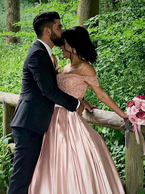 Vestidos de novia de satén con volantes, hombros descubiertos, sin mangas y cola catedral