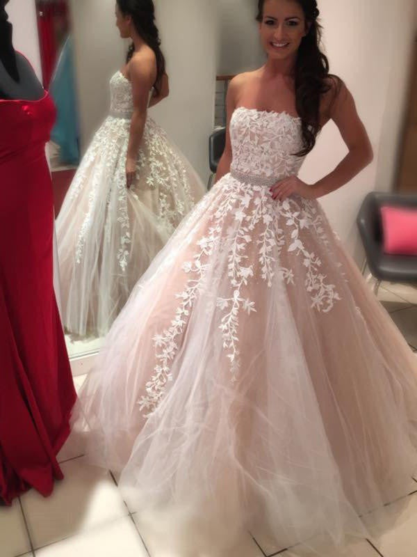 Vestidos de novia de tul con apliques y cola larga, sin mangas y sin tirantes