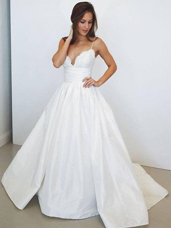 Vestidos de novia de satén fruncido con cola larga y tirantes finos sin mangas y corte de baile