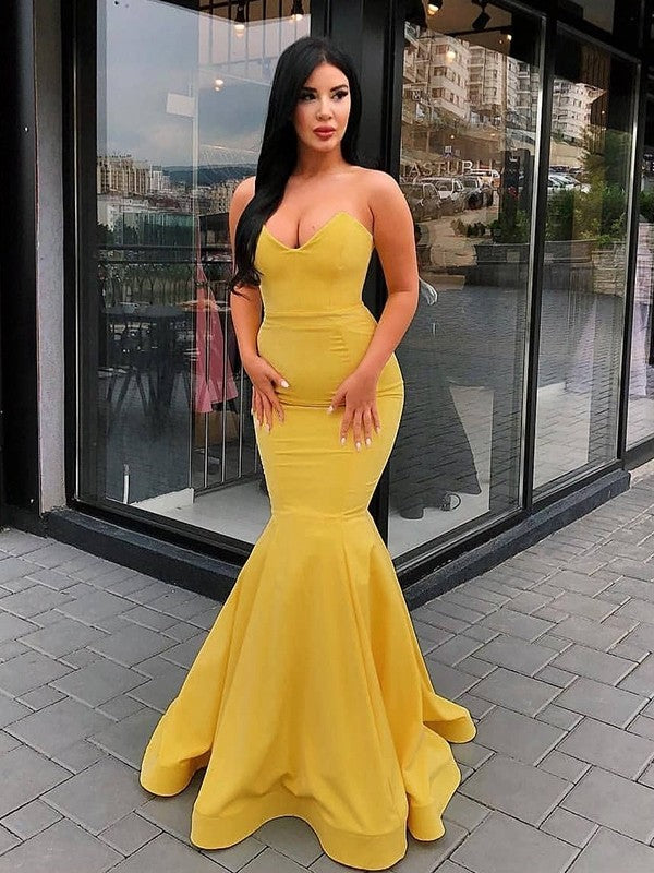Vestidos de crepé con escote corazón, sin mangas, corte trompeta/sirena y cola larga