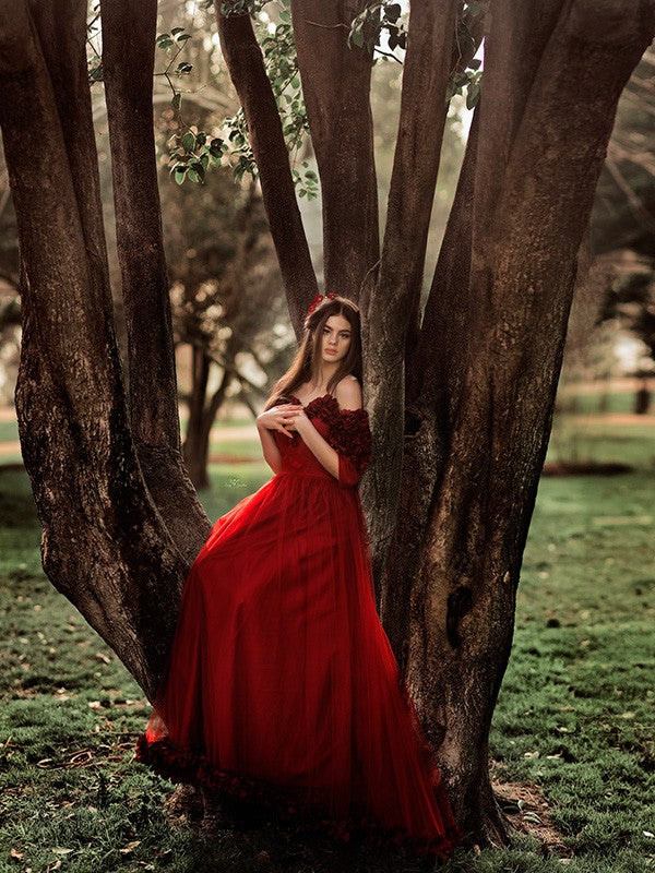 Vestidos de tul estilo princesa, corte A, mangas 1/2, flores hechas a mano, hombros descubiertos y cola larga