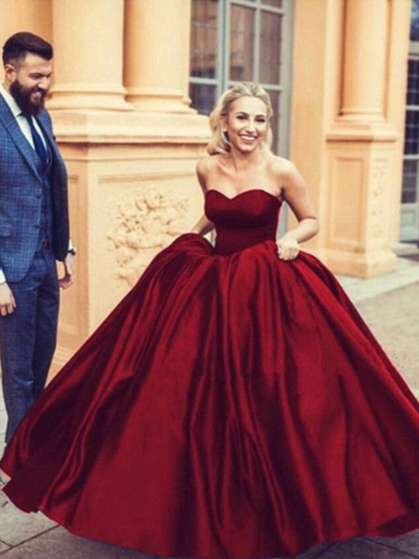 Vestidos de satén con volantes, corte en forma de corazón, sin mangas y cola larga