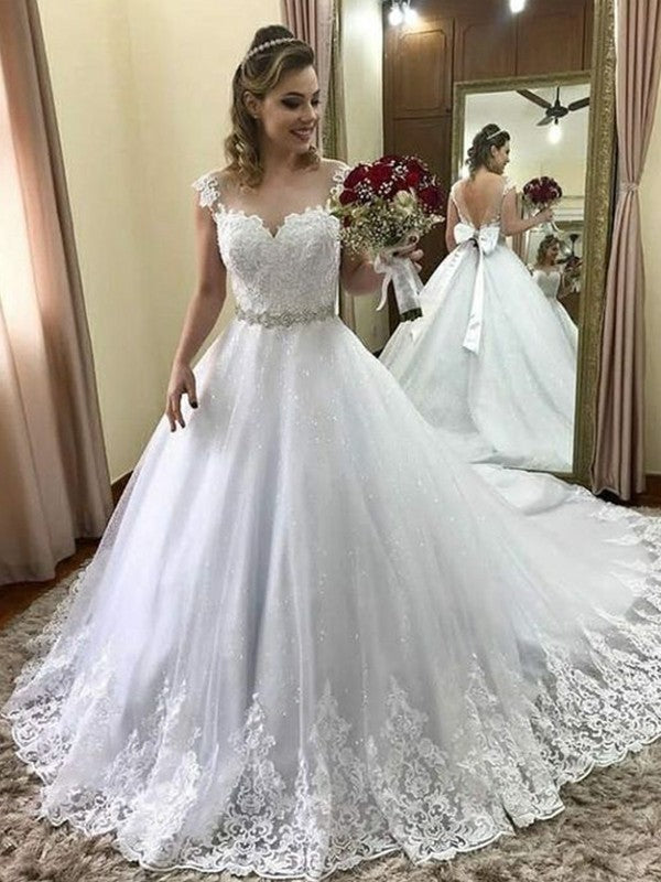 Vestidos de novia de tul con cola de corte y escote corazón sin mangas y cuentas