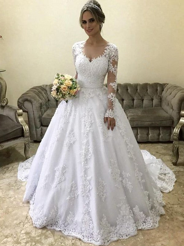 Vestido de novia de satén con escote en V, mangas largas y cola de corte, apliques