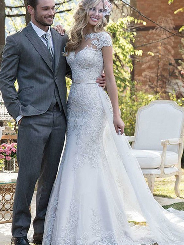 Vestidos de novia de corte sirena/trompeta con tul, faja/cinta/cinturón, mangas cortas, escote barco y cola larga