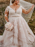 Abiti da sposa taglie forti con scollo a V, maniche lunghe, strascico in tulle e applicazioni