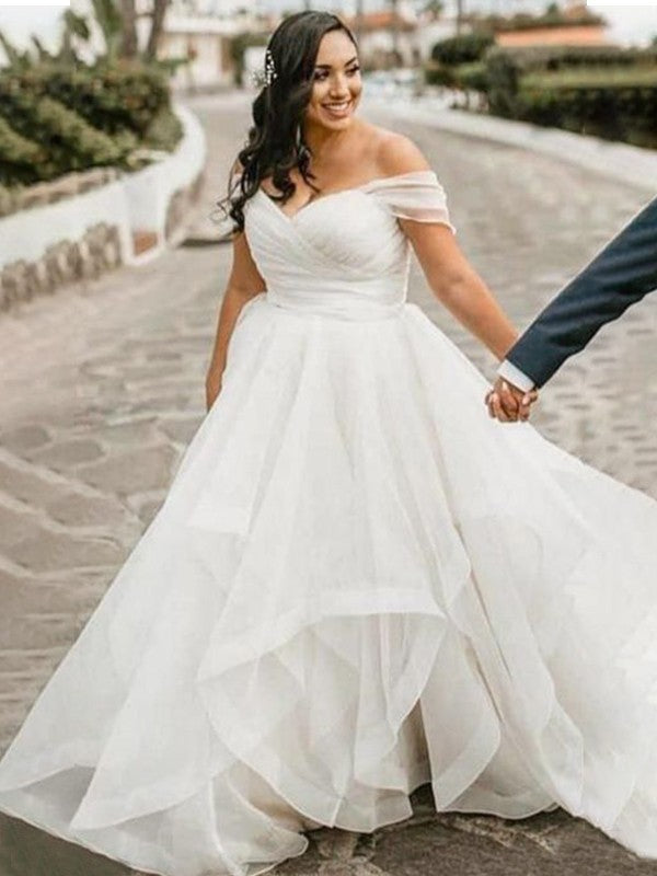 Abiti da sposa taglie forti in organza senza maniche con volant, stile a trapezio/principessa, con strascico a ruota