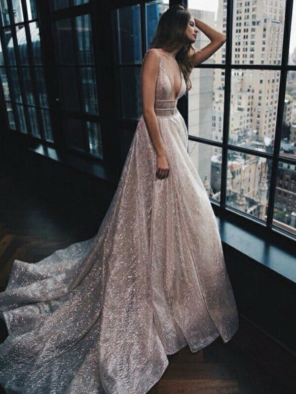 Abiti a trapezio/principessa con strascico a cappella, scollo a V, maniche lunghe, volant in tulle