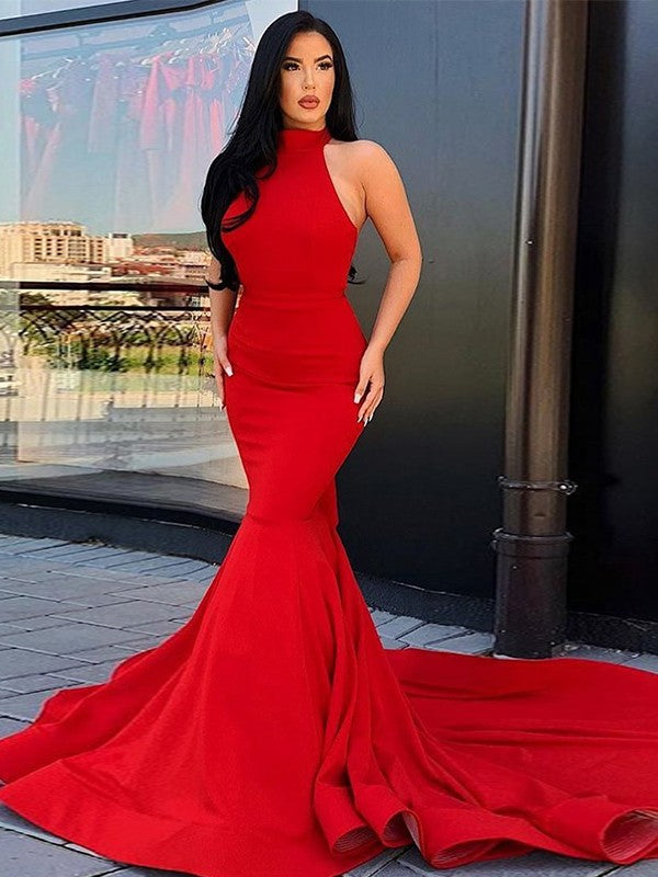 Vestidos de corte trompeta/sirena con crepé, volantes, cuello halter, sin mangas y cola capilla