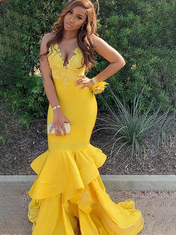 Vestidos de corte trompeta/sirena con apliques de crepé, escote en V, sin mangas y cola larga