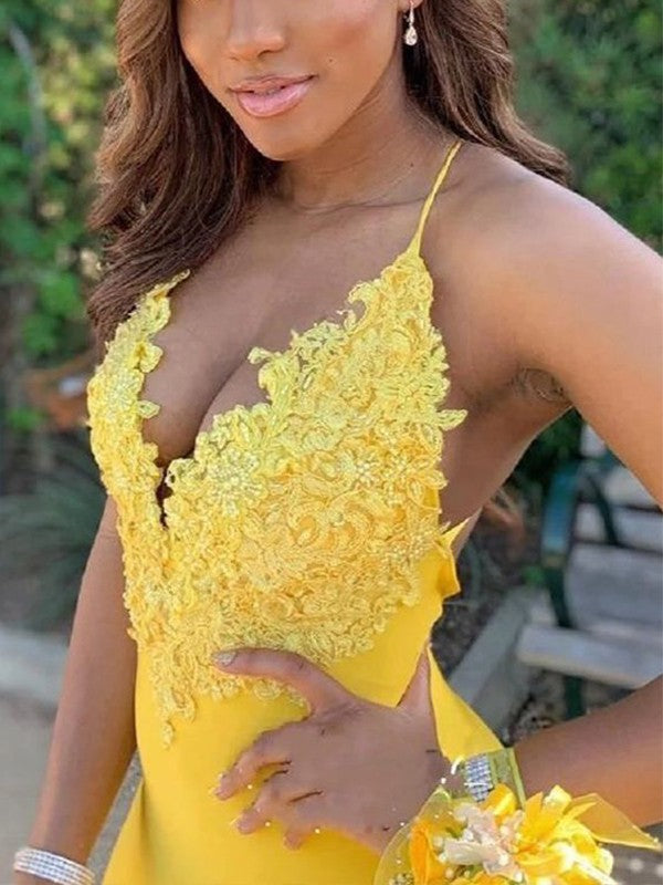 Vestidos de corte trompeta/sirena con apliques de crepé, escote en V, sin mangas y cola larga