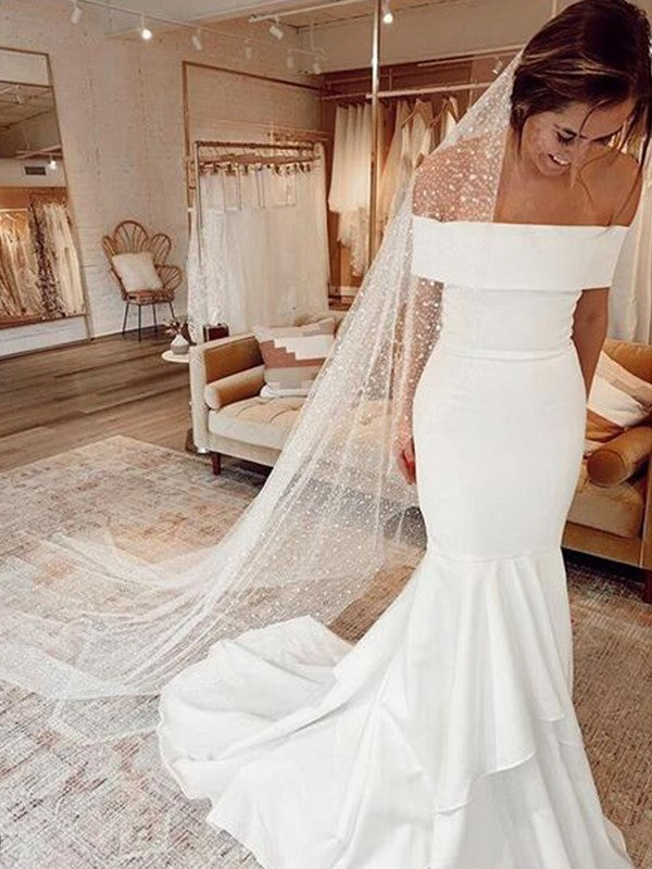 Vestidos de novia de corte tubo/columna, crepé, volantes, hombros descubiertos, sin mangas, con cola larga