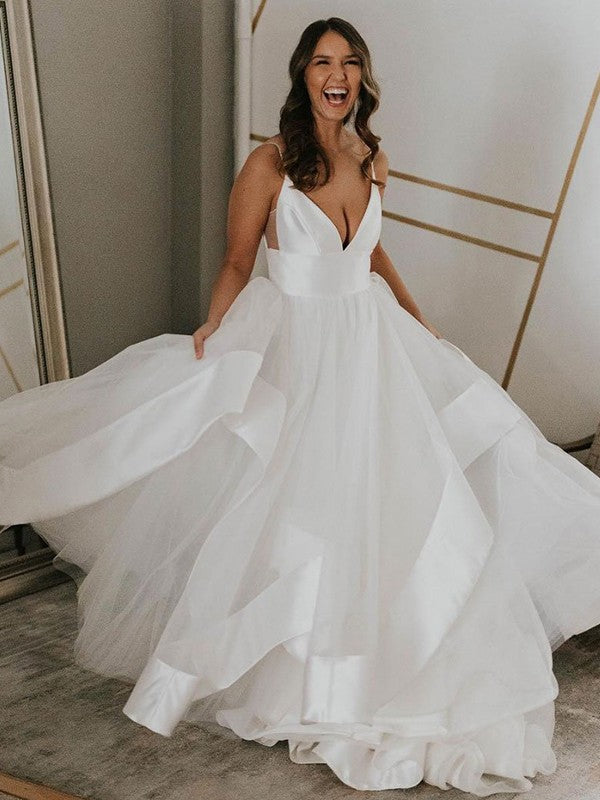Vestidos de novia de corte A/princesa, de tul, con volantes, escote en V, sin mangas y hasta el suelo