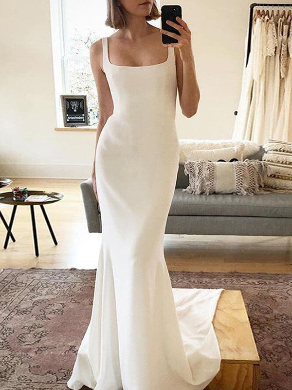 Vestido de novia ajustado de crepé con tirantes finos, sin mangas y con borde con volantes