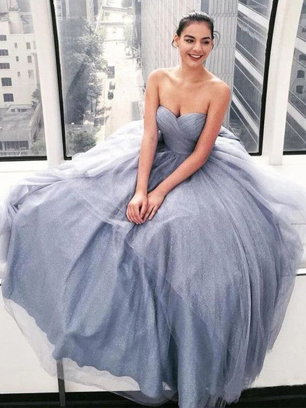 Vestidos de tul con escote corazón fruncido, sin mangas, corte A/princesa y cola larga