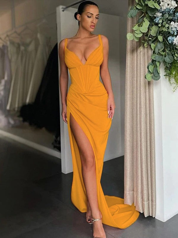 Vestidos de corte tubo/columna de crepé fruncido con escote en V, sin mangas y con cola larga