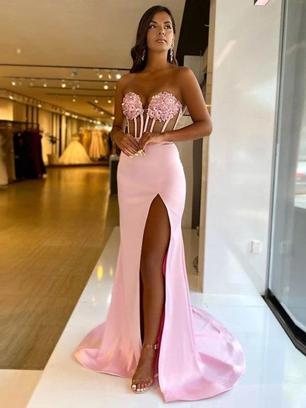 Vestidos de corte tubo/columna con apliques de satén tejido, escote corazón, sin mangas y cola larga