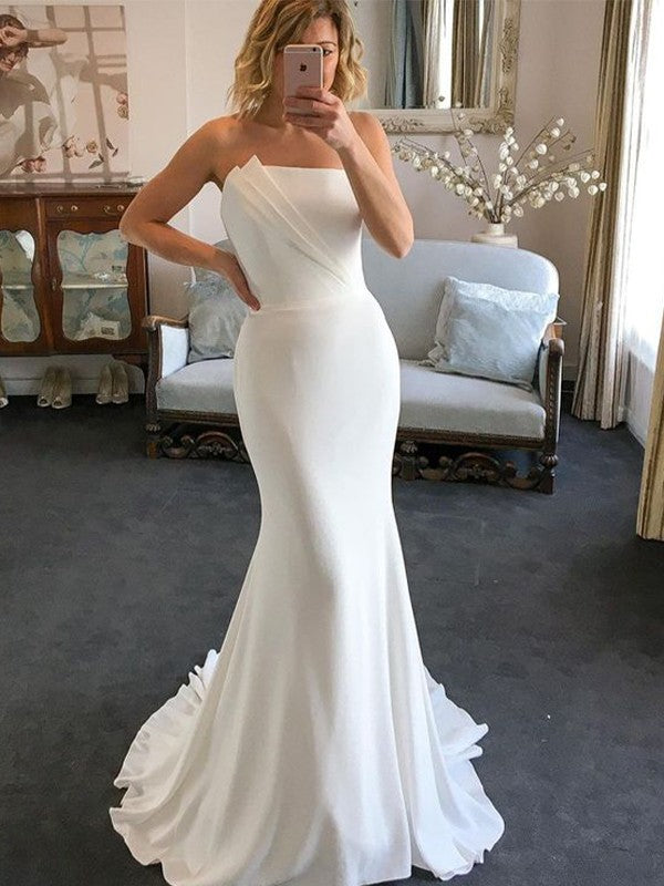 Vestidos de novia con corte tubo/columna, crepé, fruncido, sin tirantes, sin mangas y con cola larga