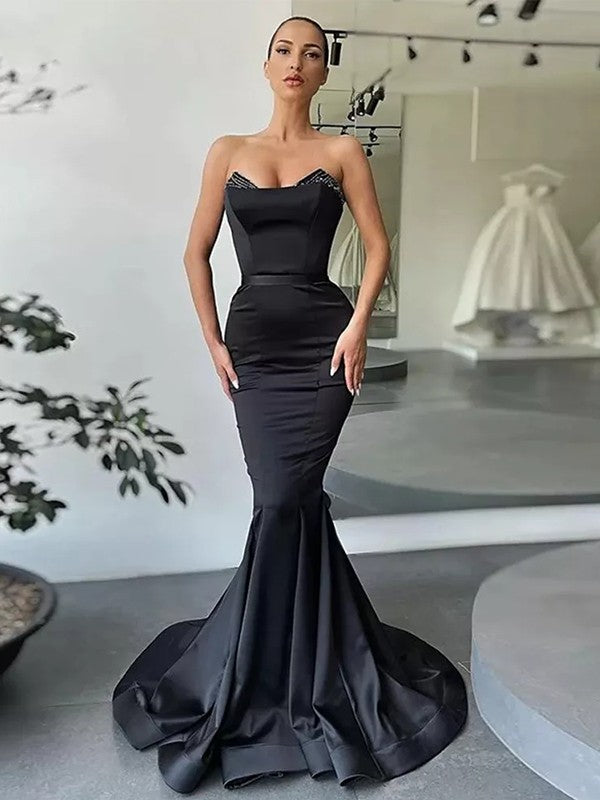 Vestidos de corte trompeta/sirena de satén con volantes, escote corazón, sin mangas y cola larga. Vestidos de corte trompeta/sirena de satén con volantes, escote corazón, sin mangas y cola larga.