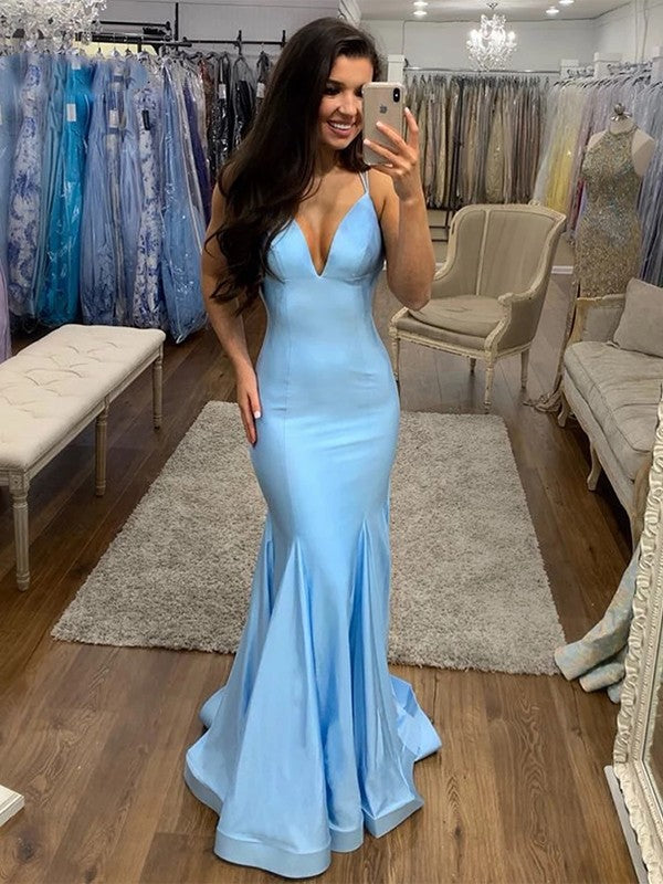 Vestidos de corte tubo/columna de satén tipo seda con volantes, escote en V, sin mangas y cola larga