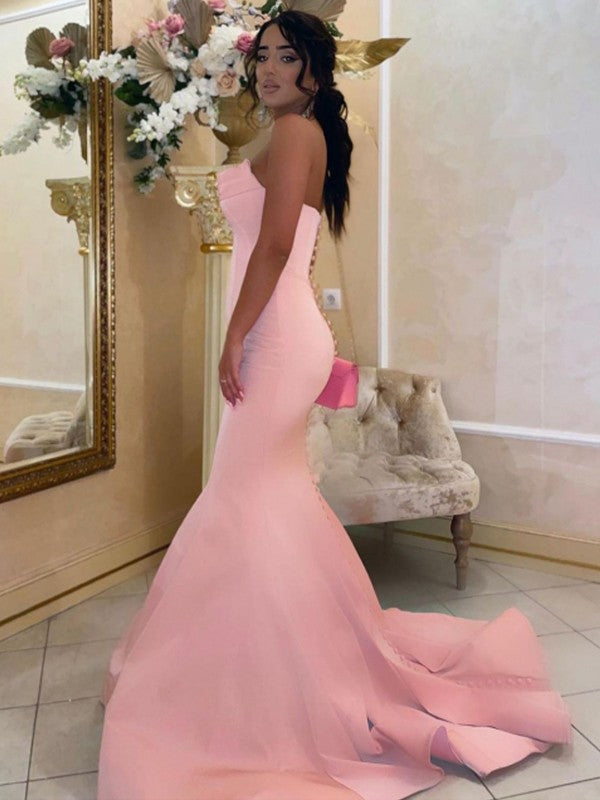 Vestidos de corte trompeta/sirena con charmeuse, volantes, sin tirantes, sin mangas y con cola larga