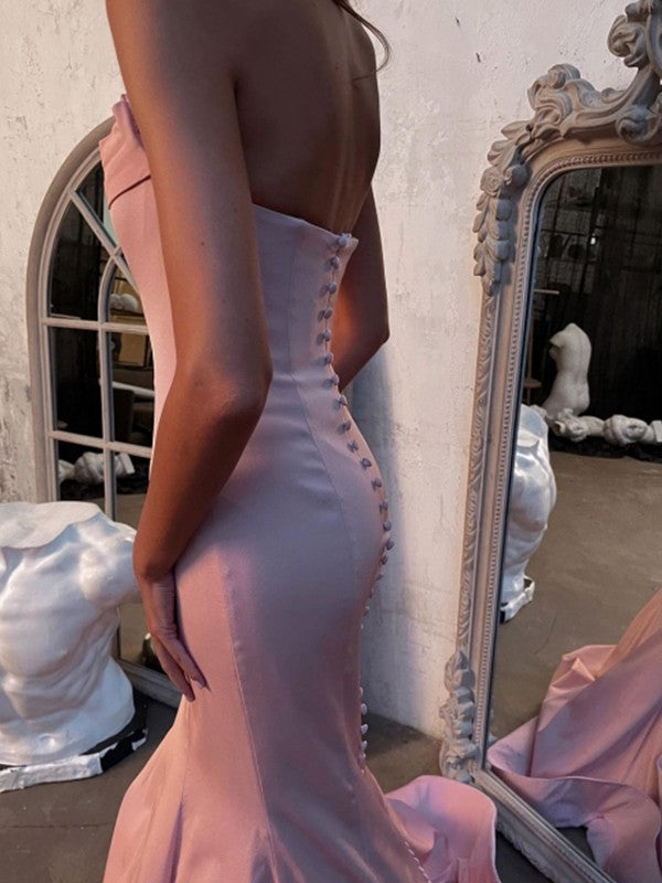Vestidos de corte trompeta/sirena con charmeuse, volantes, sin tirantes, sin mangas y con cola larga