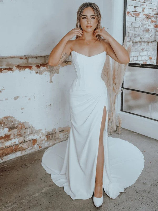 Vestidos de novia con corte tubo, de crepé, fruncido, sin tirantes, sin mangas y con cola de corte