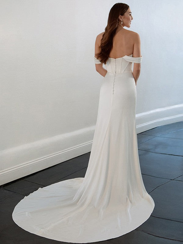 Vestidos de novia con corte entallado, charmeuse, fruncido, hombros descubiertos, sin mangas y cola de corte