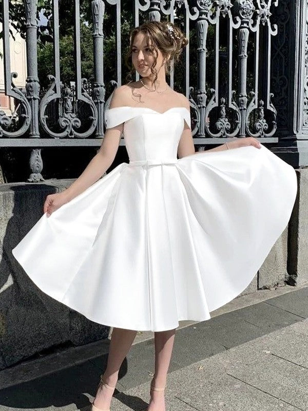 Vestidos de novia de corte A/princesa, de satén, fruncidos, hombros descubiertos, sin mangas y hasta la rodilla