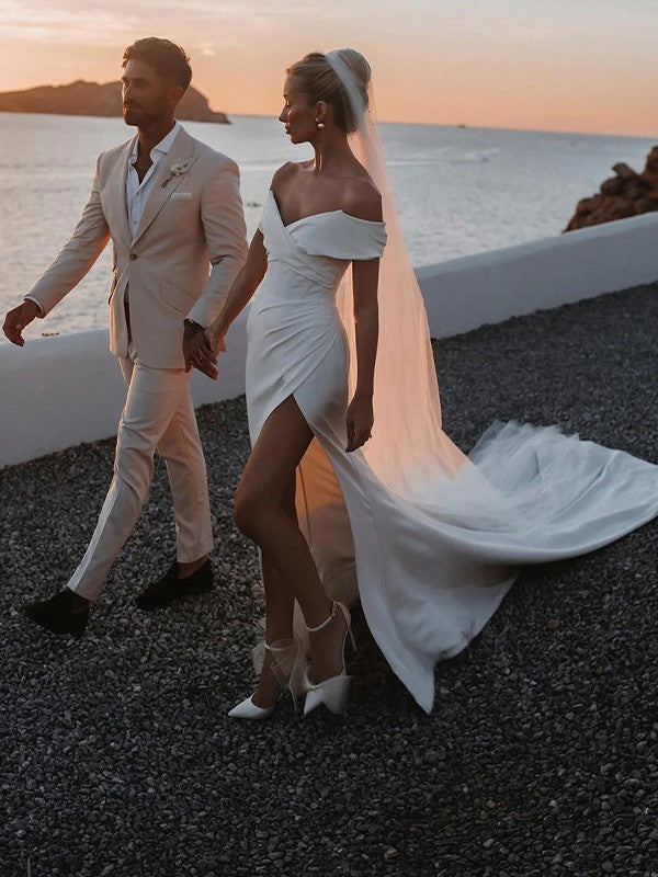 Vestidos de novia de corte tubo/columna, de crepé, fruncido, hombros descubiertos, sin mangas, con cola capilla