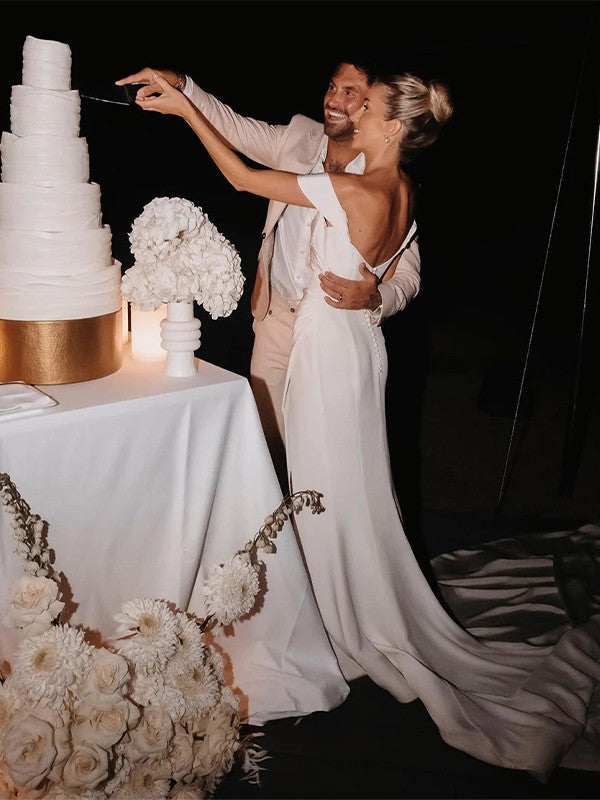 Vestidos de novia de corte tubo/columna, de crepé, fruncido, hombros descubiertos, sin mangas, con cola capilla