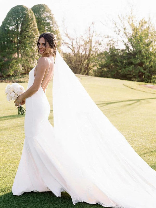 Abiti da sposa senza maniche con scollo a V e strascico in crêpe a tubino/colonna