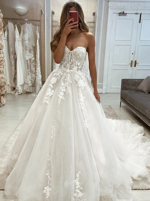 Vestidos de novia de corte A/princesa con apliques de tul, escote corazón, sin mangas y cola capilla