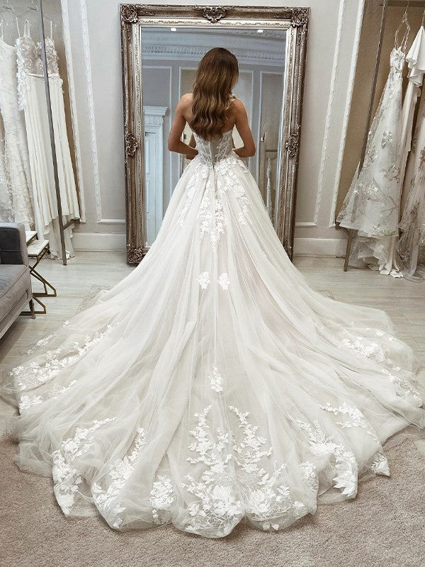 Vestidos de novia de corte A/princesa con apliques de tul, escote corazón, sin mangas y cola capilla