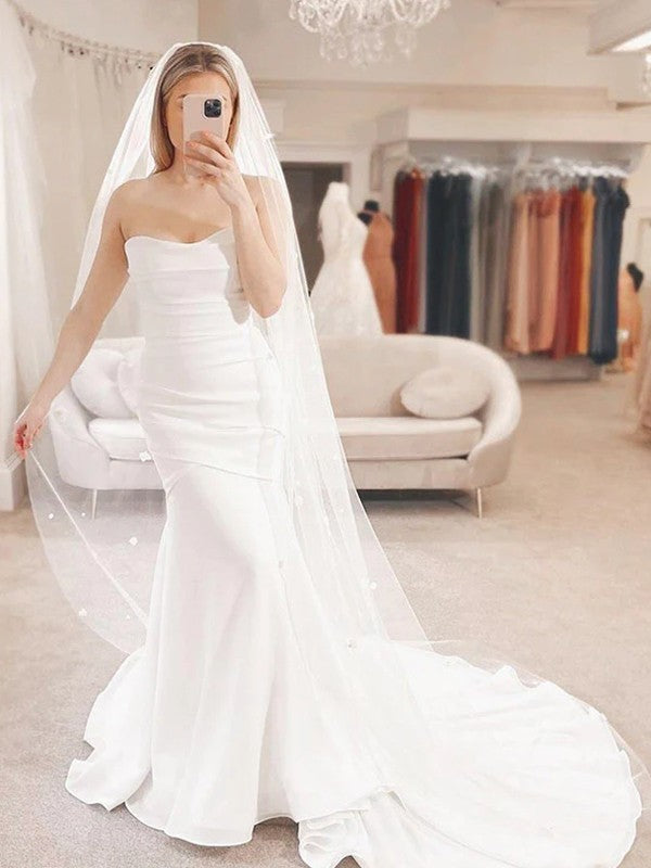 Vestidos de novia de corte tubo/columna con escote corazón fruncido y cola de corte sin mangas