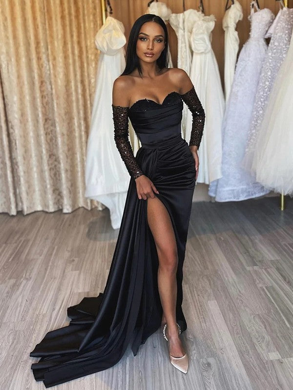 Abiti a tubino/colonna in raso intrecciato con arricciature, spalle scoperte, maniche lunghe, strascico a ruota