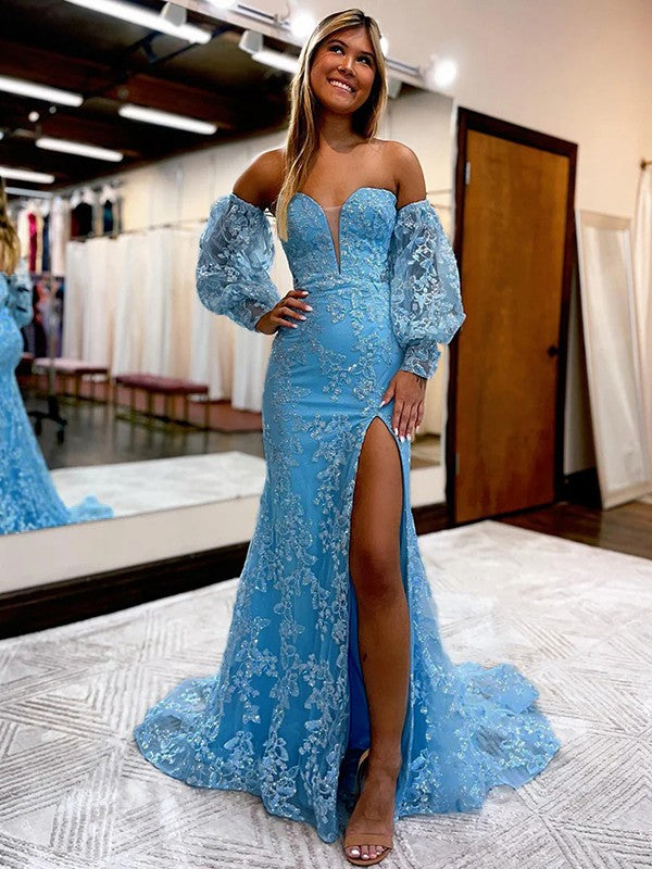 Vestidos de encaje con escote en forma de corazón, mangas largas y cola larga