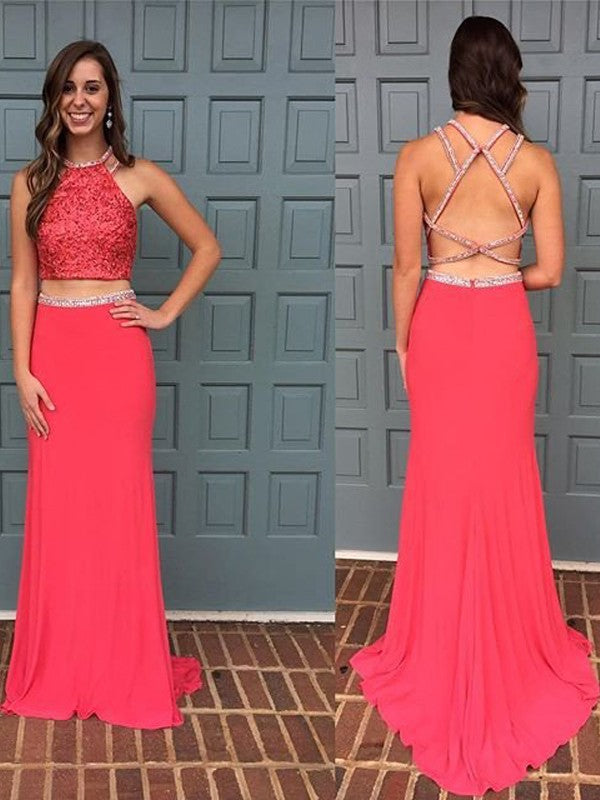 Vestido de dos piezas de jersey con escote halter, sin mangas, con abalorios y cola larga