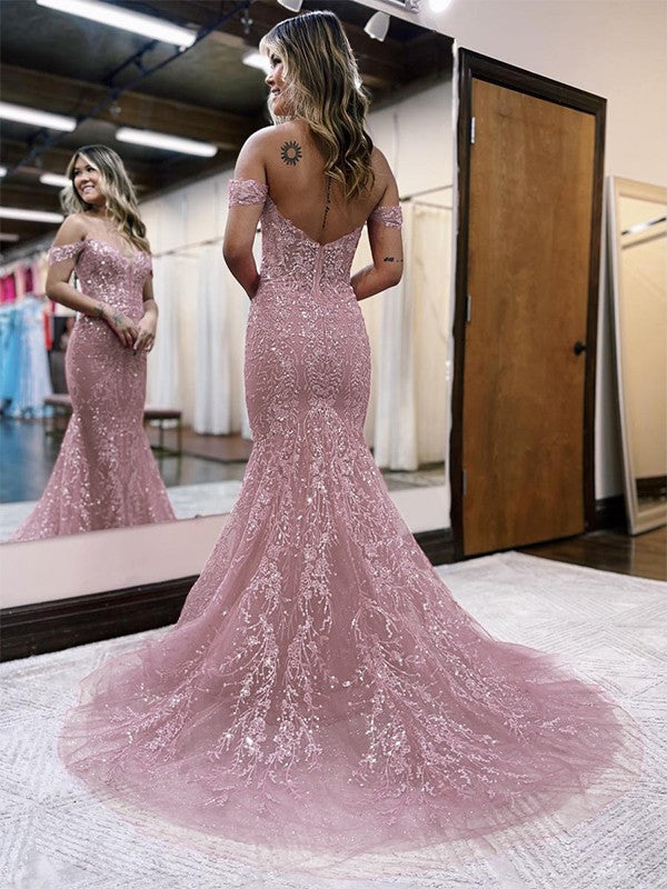 Abiti a tubino/colonna con applicazioni in pizzo, spalle scoperte e strascico senza maniche